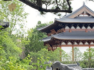 傳統(tǒng)建筑材料在現(xiàn)代仿古項(xiàng)目中的應(yīng)用規(guī)范，青磚、灰瓦與木材的巧妙運(yùn)用