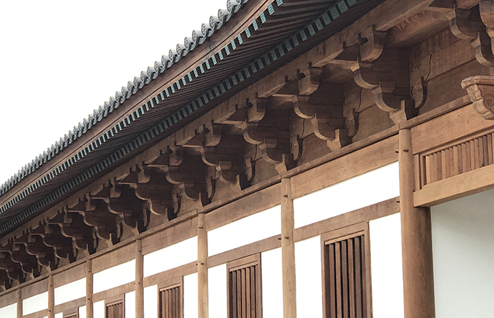 清代園林意趣融入寺廟空間，疊石理水、花木配置的造景藝術實踐